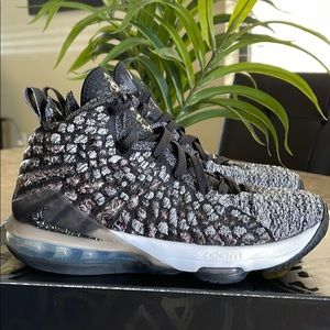 Nike Lebron XVII (GS) Black/White Knitposite